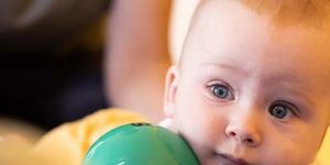 Ausschnitt mit Baby und Ball