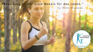 Junge Frau beim Joggen im Wald, Verdeutlichung der Aussage von Viola Frymann "Die Bewegung ist die erste Evidenz des Lebens."