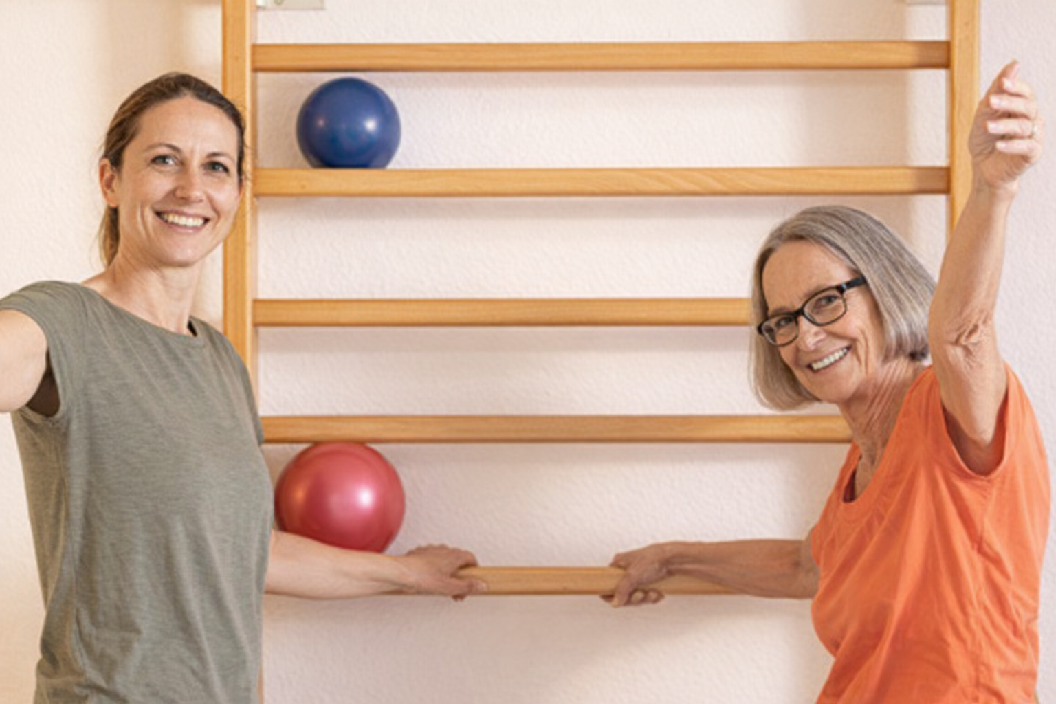 Übungen an der Sprossenwand.